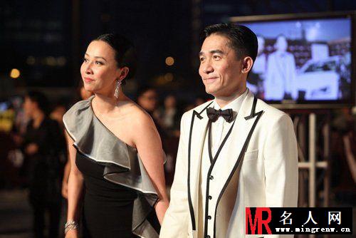 刘嘉玲梁朝伟休闲装亮相 穿运动鞋显潇洒(1)