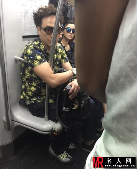 吴镇宇陈楚生挤北京地铁 早高峰轻松入座(1)