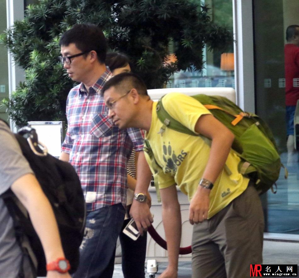 张靓颖一身运动装现身 冯轲变助理跟随(1)