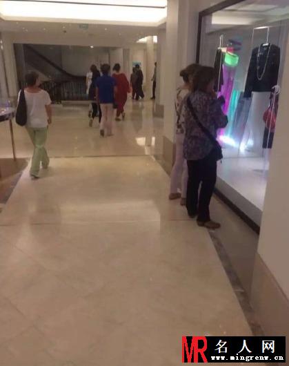 王菲穿宽大红袍巴黎购物 腹围宽松疑怀孕(1)