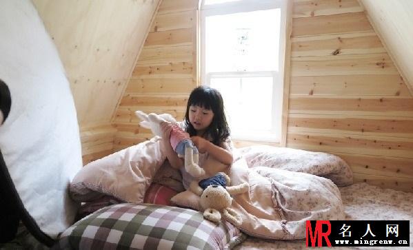 6岁杨铠凝出写真集疑露内裤张开腿惹争议(1)