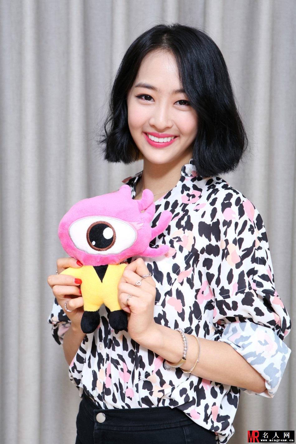 韩国女团SISTAR四位成员大谈新专辑 秀美腿(1)