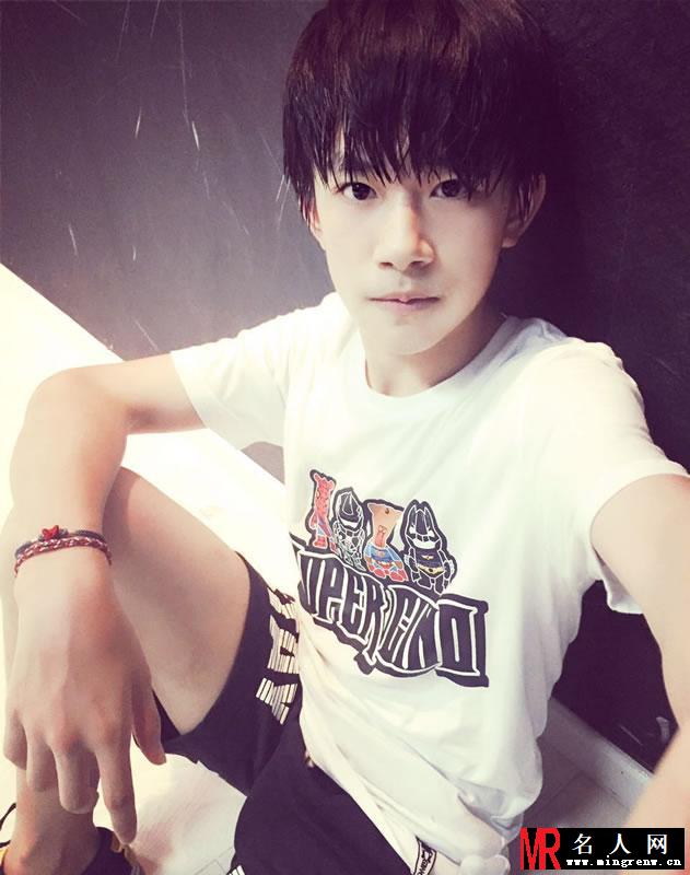 TFBOYS易烊千玺近期生活照 端午吃粽子钓大鱼(1)