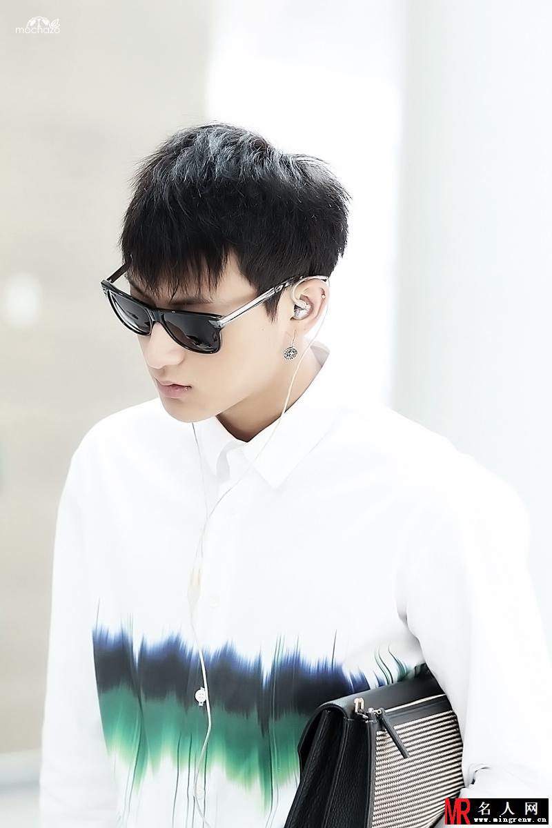 2014年8月EXO仁川飞西安帅气时尚写真黄子韬图片写真(1)