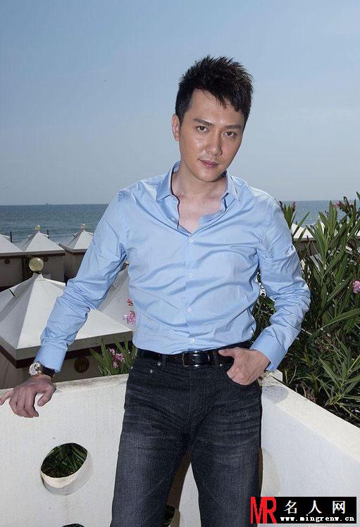 冯绍峰一组写真曝光 与汤唯背靠背笑容甜美(1)