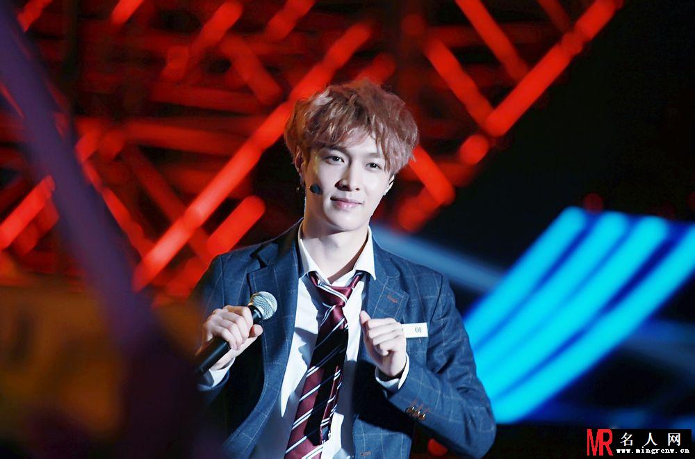 EXO张艺兴2013年南京群星演唱会帅气亮相惊爆全场(1)