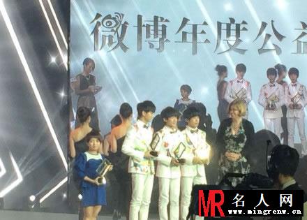 TFBOYS白色礼服参加活动特辑 并献唱引观众兴奋(1)