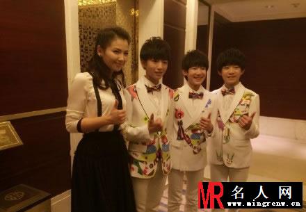 TFBOYS白色礼服参加活动特辑 并献唱引观众兴奋(1)