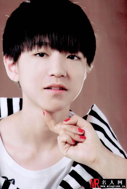 TFBOYS王俊凯生活照 小正太被御姐挑逗(1)