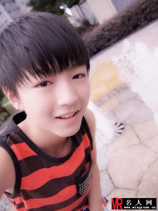 TFBOYS王俊凯条纹背心 嫩白可爱萌萌达(1)