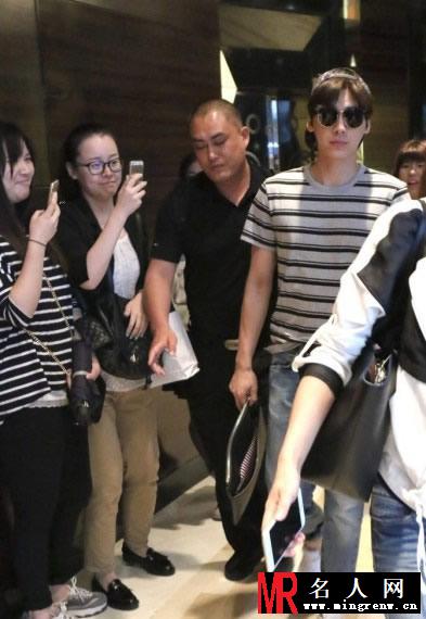 李易峰遭粉丝围堵获专人开道显大牌(1)