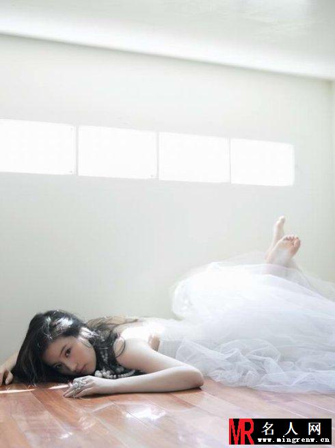 刘亦菲昔日白色婚纱照写真 散发高贵典雅迷人气质(1)