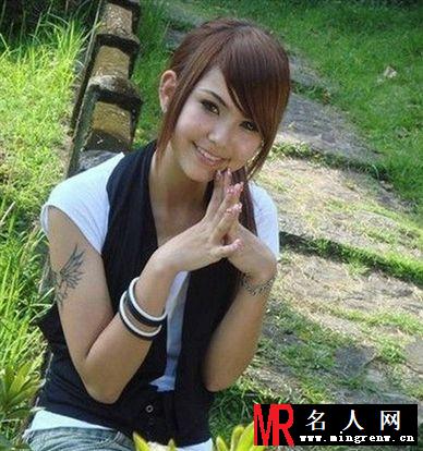 周杰伦新娘昆凌被曝整容前照片遭网友吐槽：惨不忍睹(1)