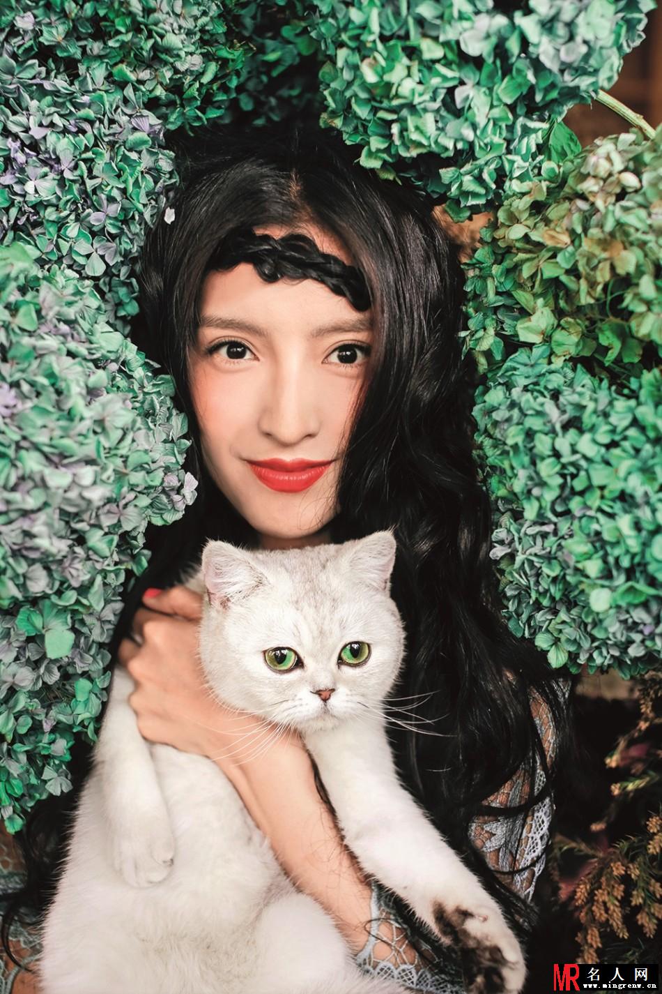 潘辰美艳写真 抱猫咪置身花丛(1)
