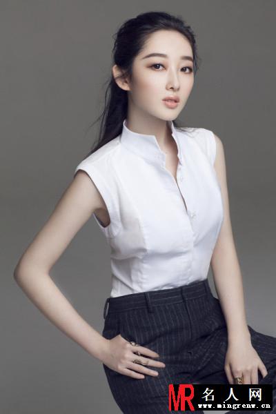 蒋梦婕帅气写真 尽展迷人锁骨(1)