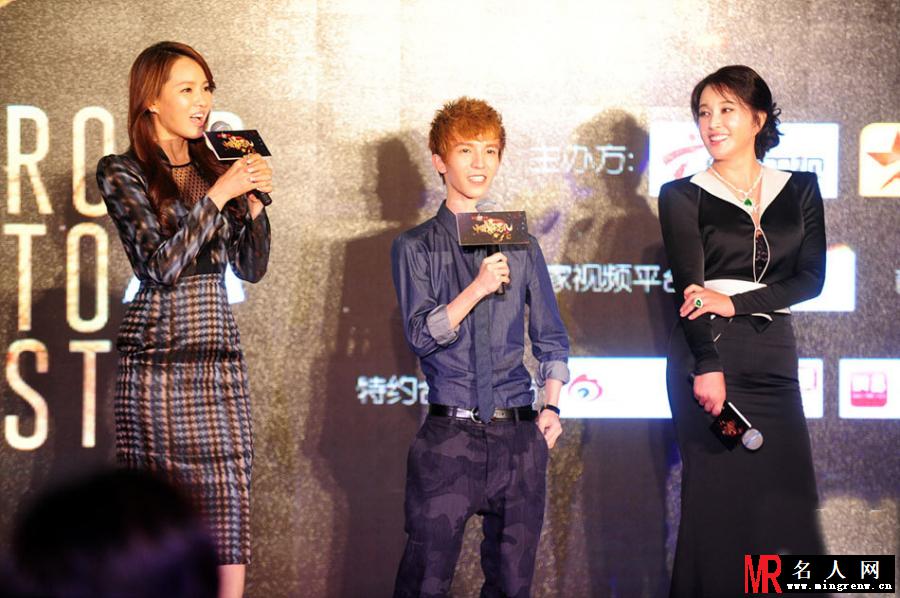 伊能静求婚后首现身 与小四同台拥抱(1)