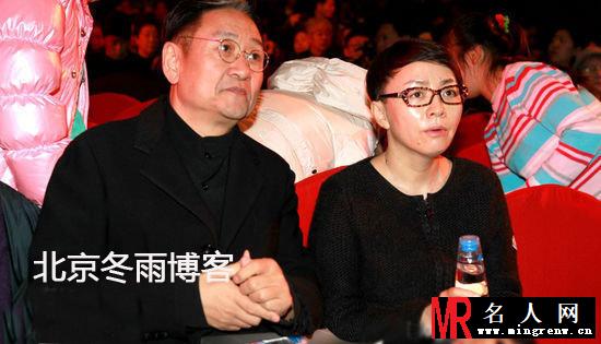 宋丹丹秀恩爱晒旧照 小鸟依人尽显小女人(1)