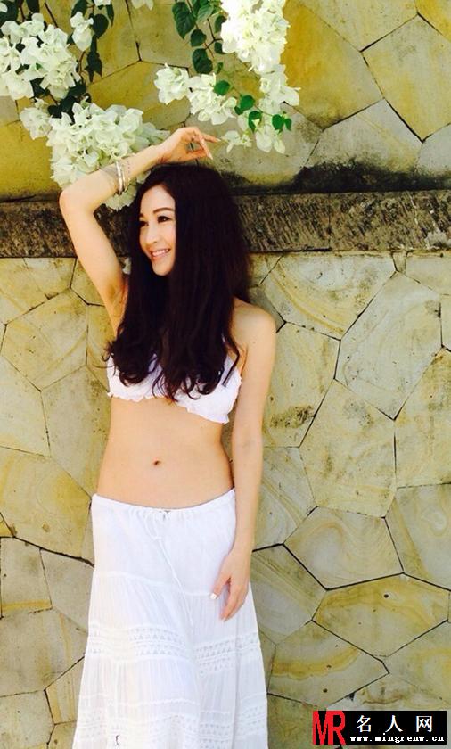 女神温碧霞巴厘岛写真 风情万种身材依旧(1)