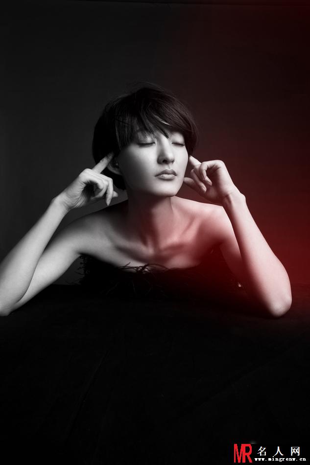 王丽坤性感写真曝光 俏丽短发高贵冷艳(1)