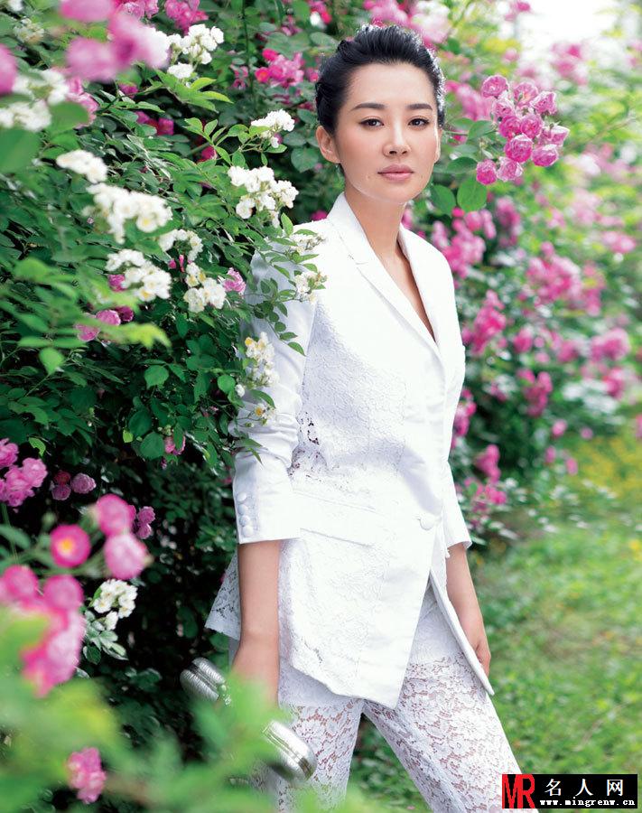 许晴夏日花丛写真 化身时尚花仙子(1)