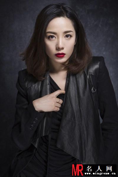 杨紫嫣时尚写真曝光 红唇烈焰惹诱惑(1)