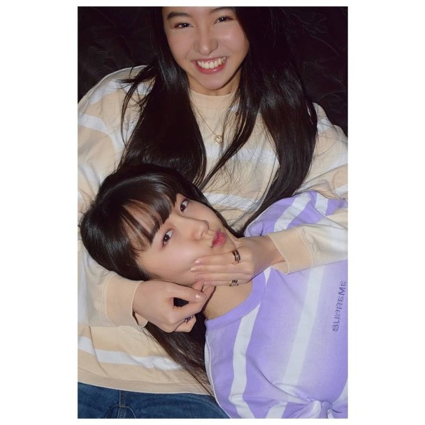 木村拓哉掌镜为女儿拍照 姐妹俩对镜微笑元气满满(1)