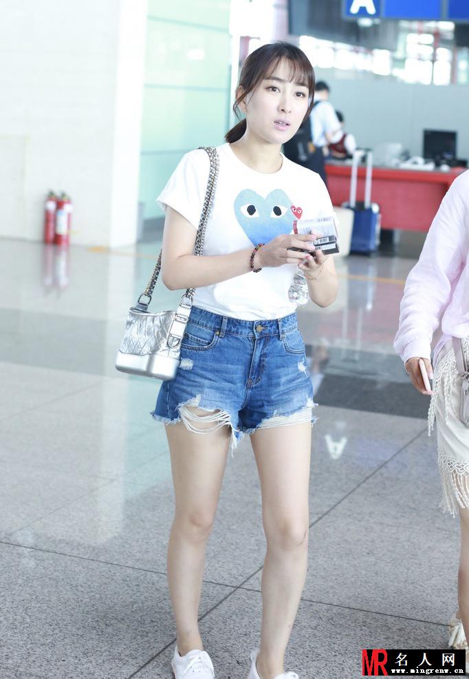 马苏白T牛仔短裤现身机场 清爽似少女(1)