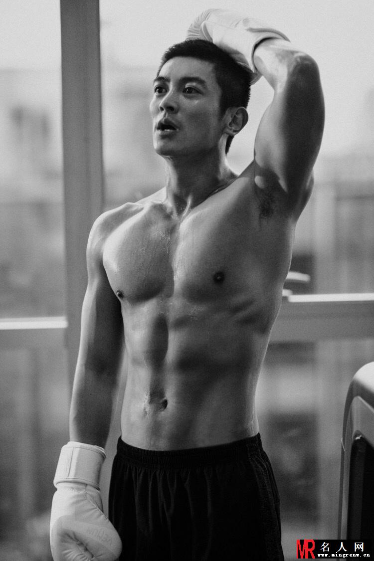 杜江健身照曝光 半裸上身胸肌腹肌满屏男性荷尔蒙(1)
