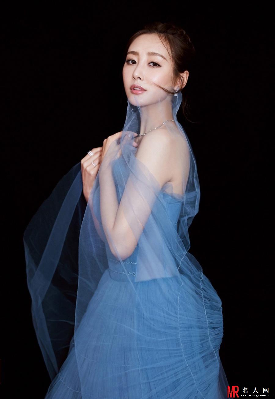 李纯着蓝色纱裙似芭蕾仙子 尽显少女气质(1)