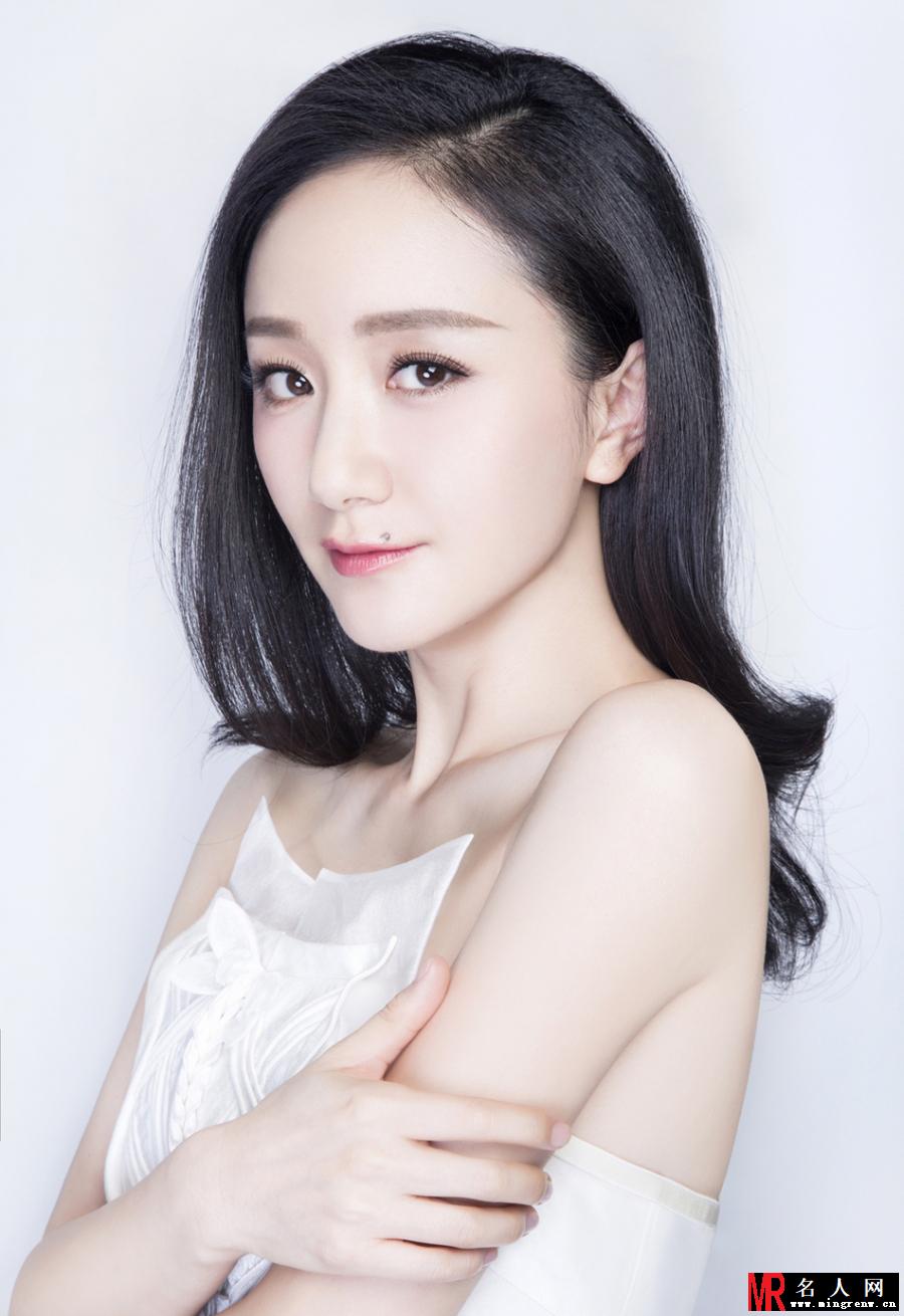 李倩纯白治愈眼神深情 仙女气质表露无疑(1)