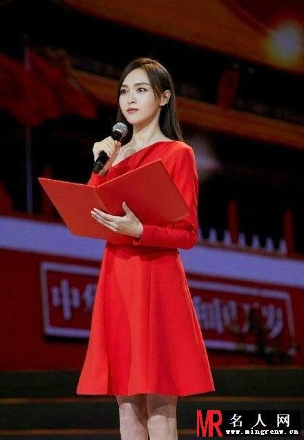 唐嫣出席朗诵会 红裙优雅气质动人(1)