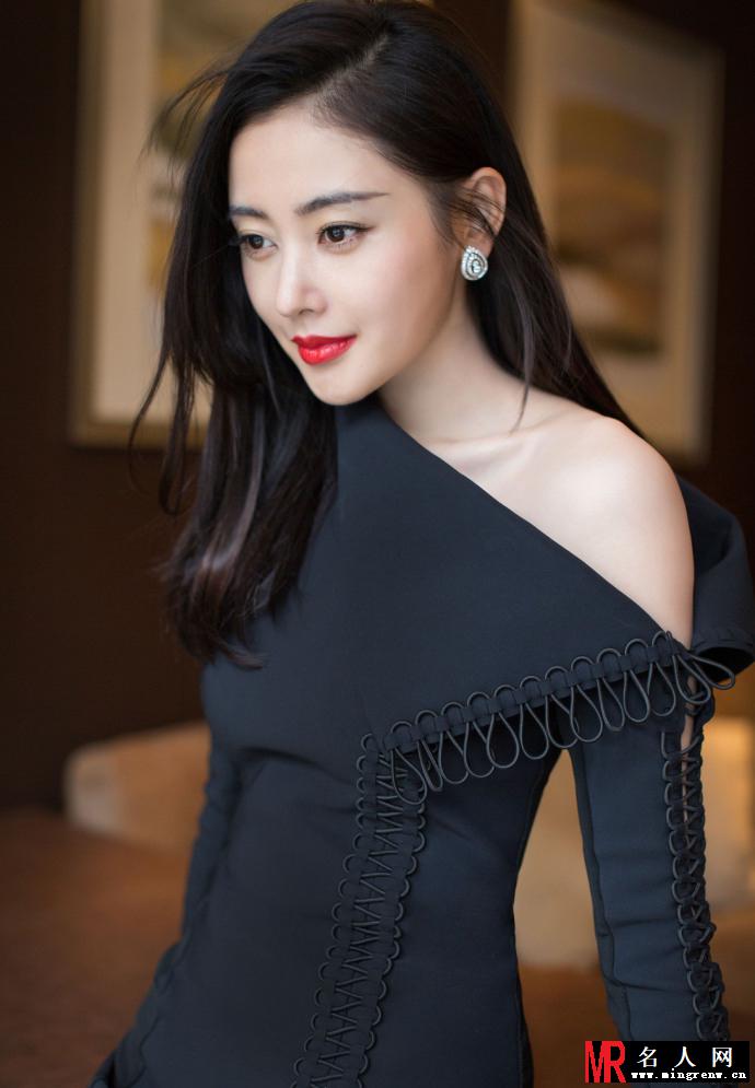 张天爱拍摄写真 露香肩美腿性感撩人(1)