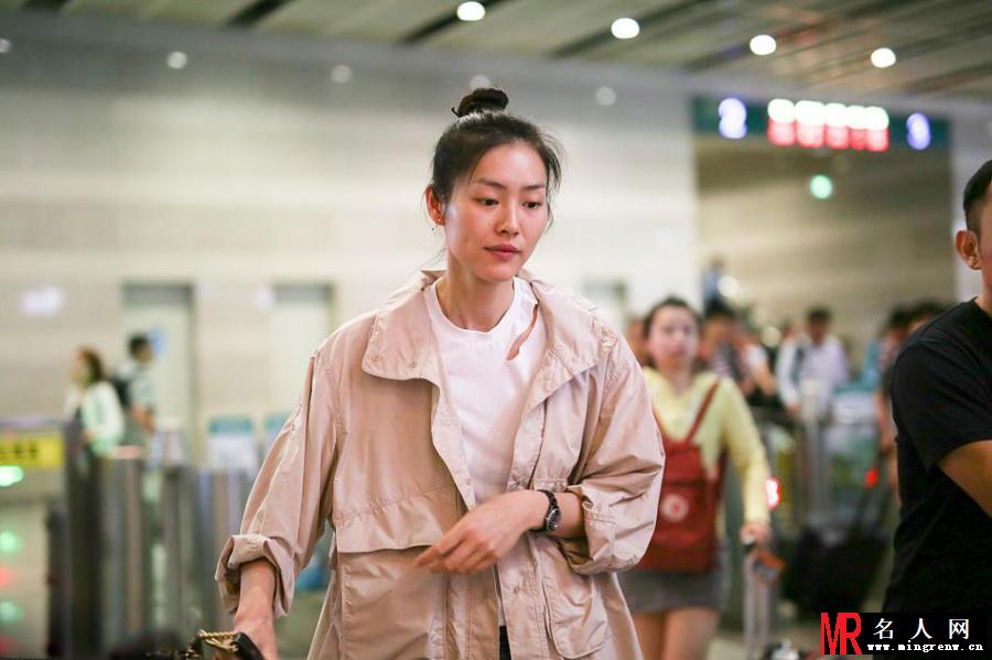 大表姐刘雯笑容甜美 扎丸子头少女感爆棚！(1)
