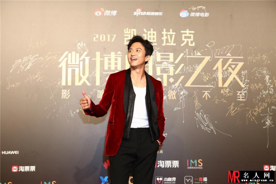 邓超亮相微博电影之夜 一身潮装雅痞时尚(1)