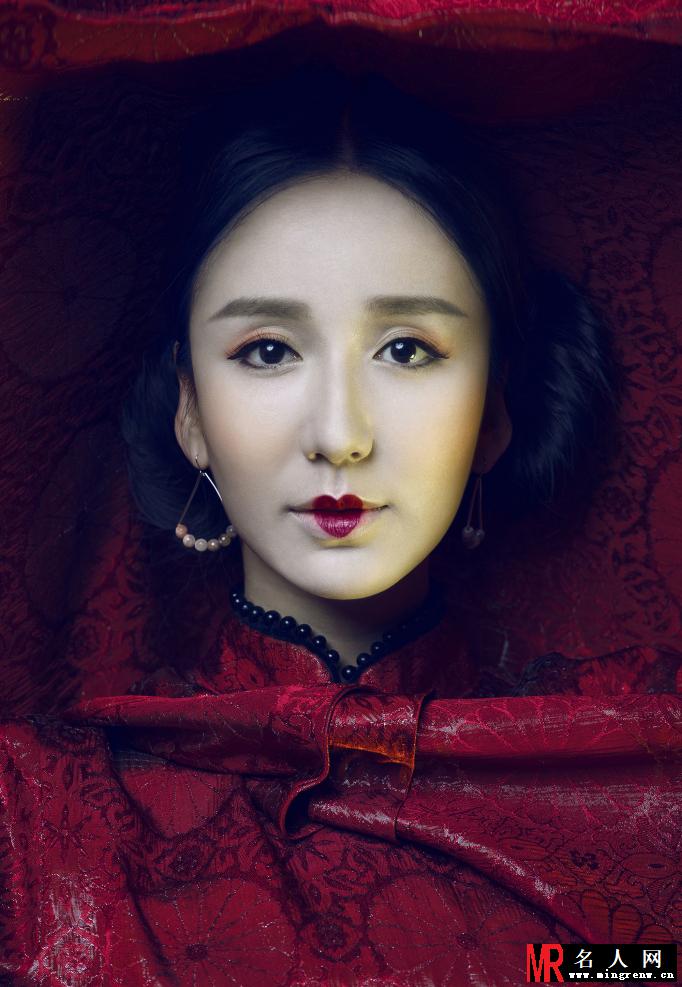 娄艺潇另类写真 桃心红唇妆吸引眼球(1)
