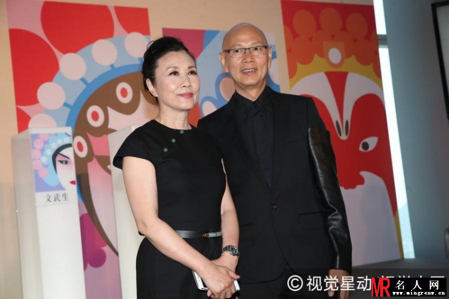 汪明荃罗家英同出席活动 自拍秀恩爱(1)
