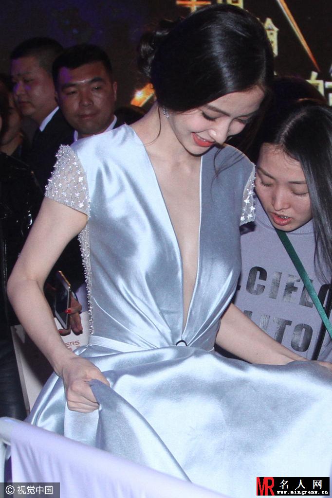 杨颖出席酒店活动 深V长裙引众人围观(1)