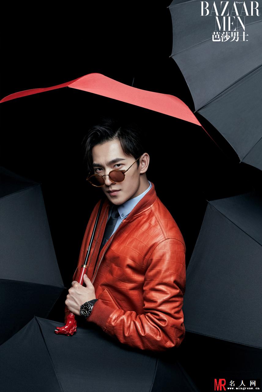 杨洋封面大片 目光坚毅演绎雨中熟男(1)