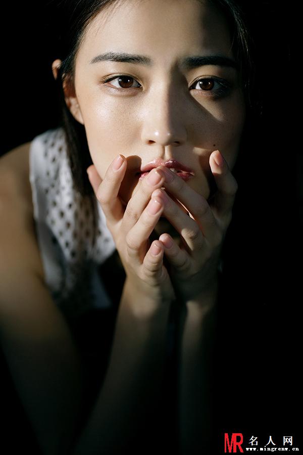 徐璐最新写真 强烈光影下演绎坚强少女(1)