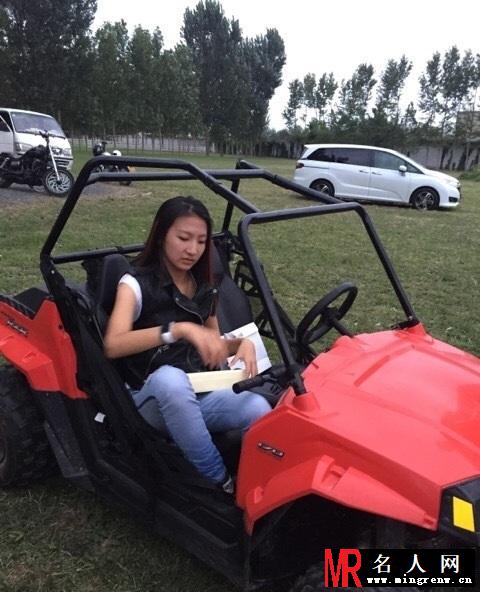 胡军为女庆生康康帅气开车 刘涛带儿女现身(1)