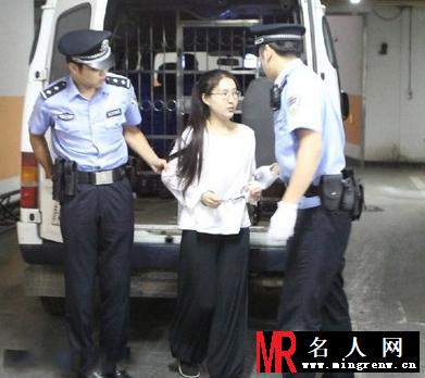 郭美美素颜走下囚车 穿白衣黑裤梳马尾显清纯(1)
