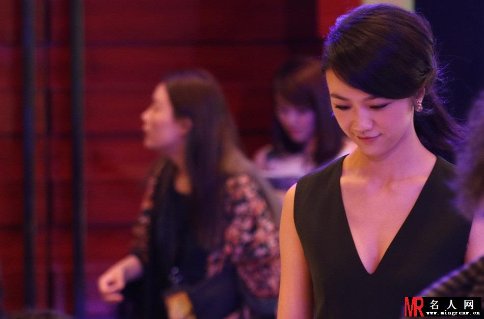 汤唯深V黑裙秀性感 遇粉丝求合影显亲和(1)