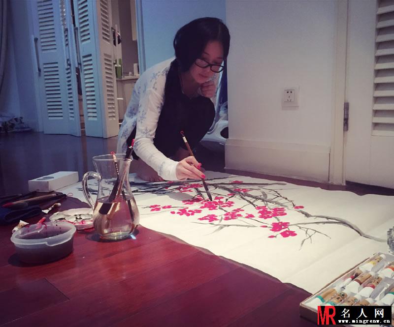 张馨予画梅生活照 文艺气息十足安静的美女子(1)