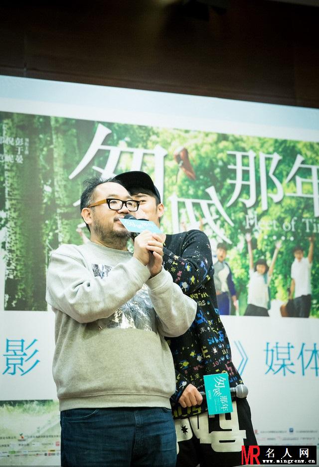 张一白携陈赫来福州宣传《匆匆那年》现场玩自拍(1)