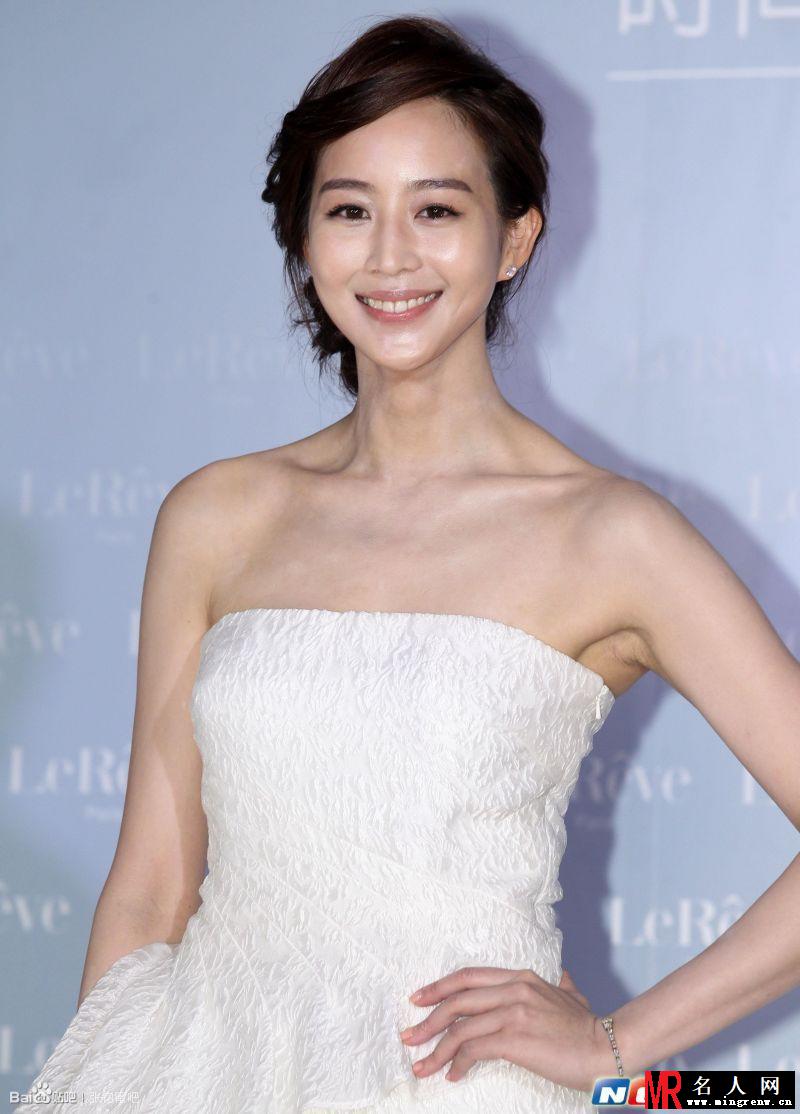 2014年7月法凡新品暨年度发布会 张钧甯一身白裙清新脱俗(1)