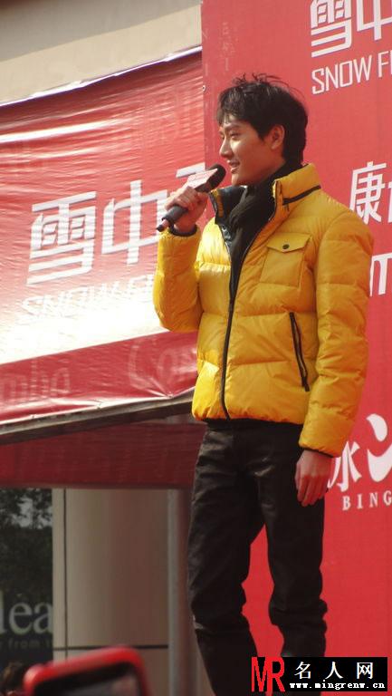 2012年德州雪中飞活动 冯绍峰粉丝热情火爆(1)