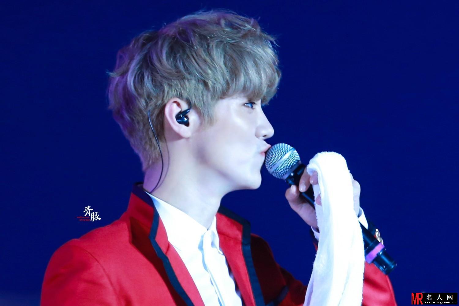 鹿晗2014年与EXO众成员韩国一巡演唱会 红色西装童颜可爱(1)