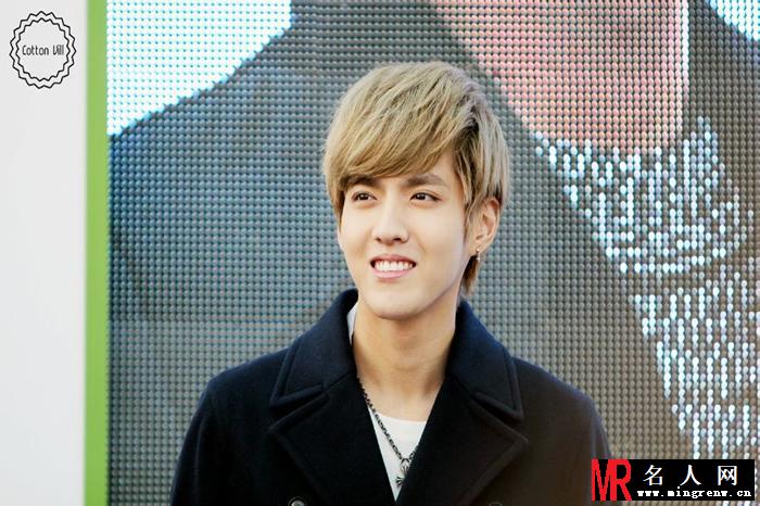 吴亦凡2013年自然乐园签售会 颜神精致美颜引粉丝欢呼(1)