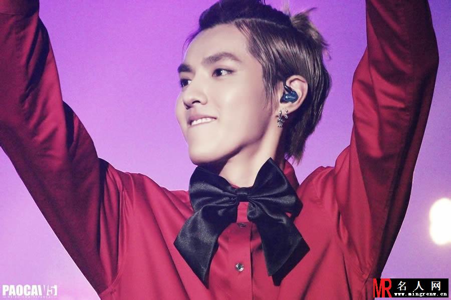 吴亦凡2013年韩国SM WEEK活动红色衬衣扎小辫颜值逆天卖力表演(1)