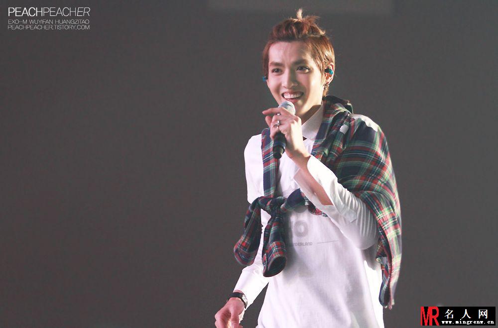 吴亦凡2013年SMWEEK与粉丝欢度周末演唱大赏休闲装扮帅气(1)